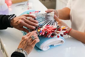 Uzun-Tirnak-Sorunu-Bitiyor-Dokunmatik-Ekranlar-Icin-Iletken-Oje-Geliyor-featured