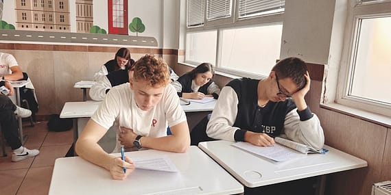 Lise Öğrencisinden Çığır Açan Buluş: Mikroplastikleri %95 Yok Eden Filtre