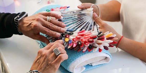 Uzun Tırnak Sorunu Bitiyor: Dokunmatik Ekranlar İçin İletken Oje Geliyor